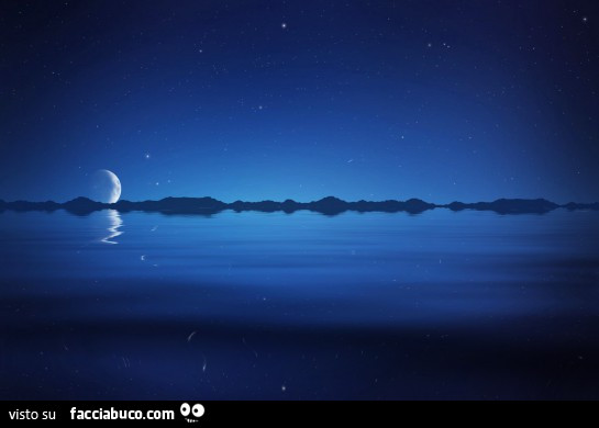 La luna oltre il mare