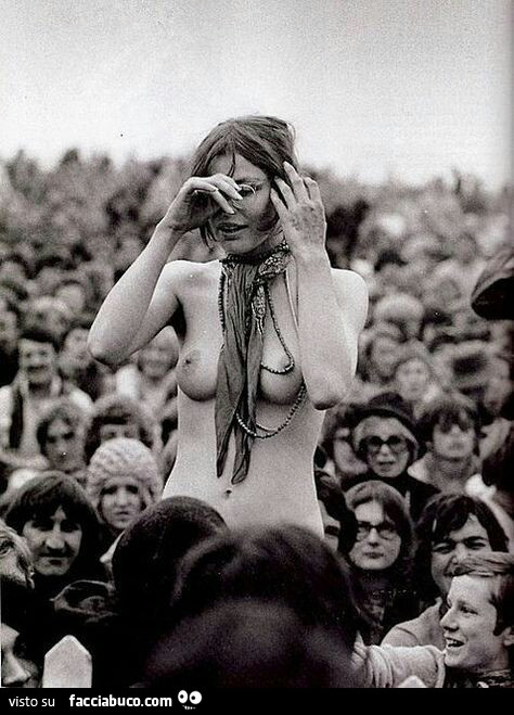 Foto vintage di ragazza nuda in mezzo alla folla