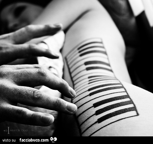 Pianoforte tatuato sul fianco