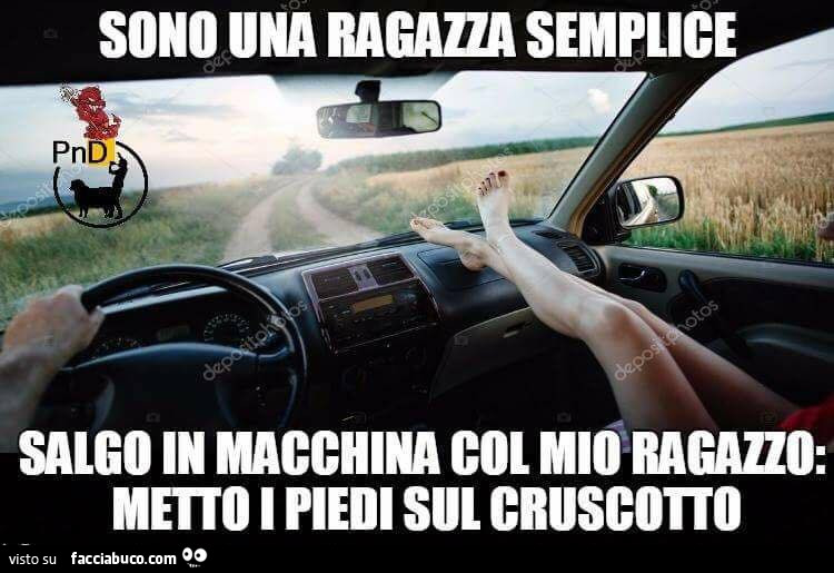 Sono una ragazza semplice, salgo in macchina col mio ragazzo: metto i piedi sul cruscotto