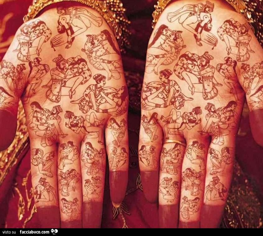 Posizioni del Kamasutra tatuate sulle mani