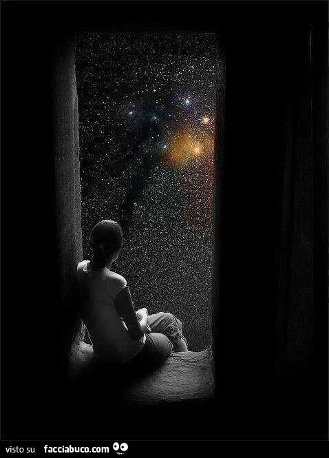 Seduto sulla finestra fissando il cielo stellato