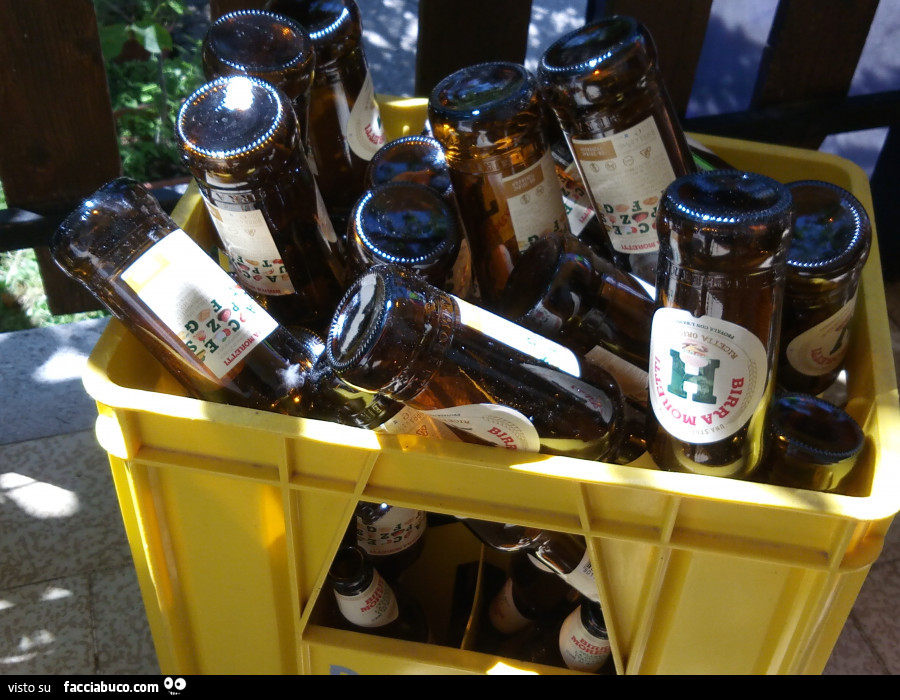 Cassa di vecchie bottiglie di birra vuota