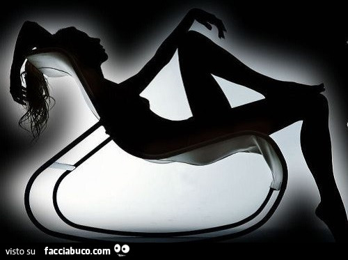 Ragazza nuda in relax su sedia di design