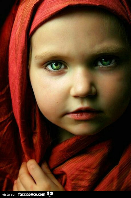 Bambina con indumento rosso e occhi verdi