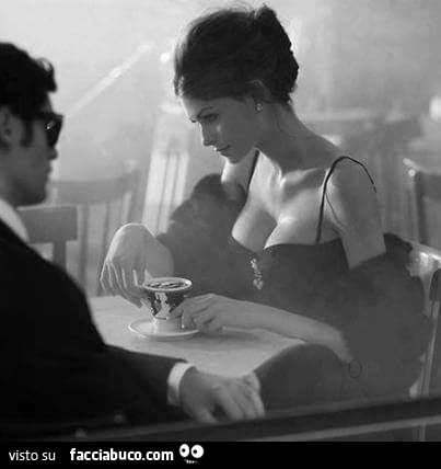 Linda Morselli sexy prende un caffè