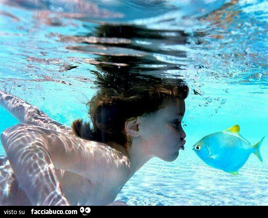 Bacio tra bimba e pesce sott'acqua