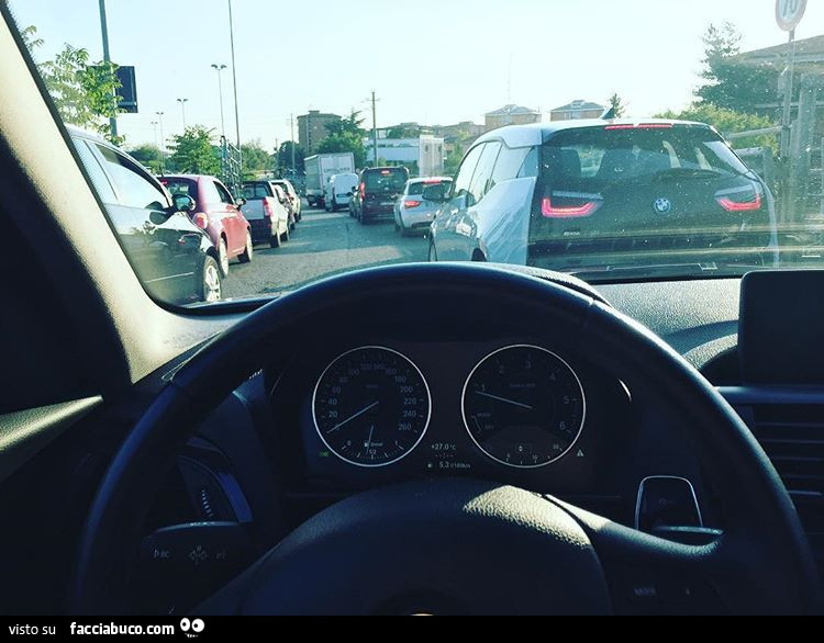 Lallo imbottigliato nel traffico
