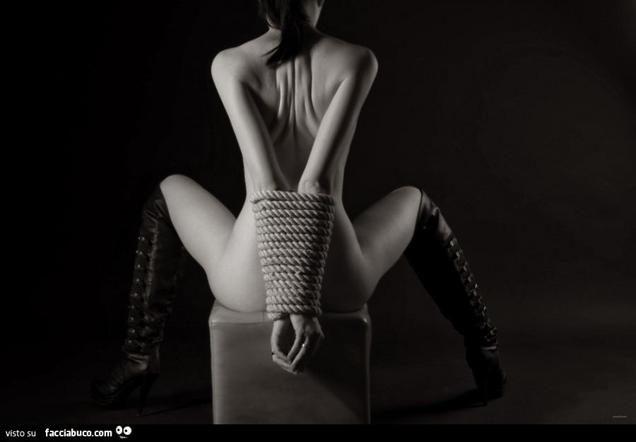 Ragazza con le braccia legate e le gambe aperte
