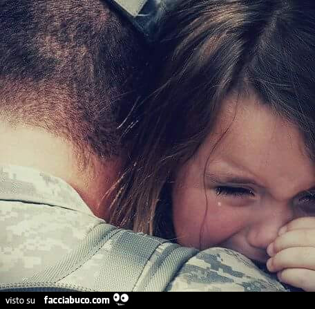 Bambina che piange abbracciata al papà