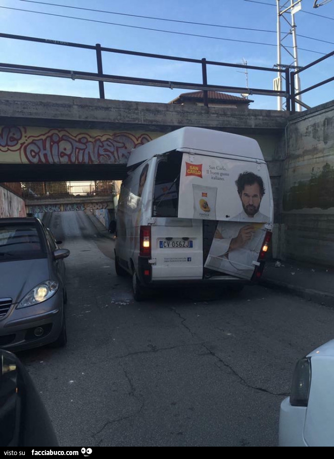 Furgoncino distrutto delle patatine San Carlo con Cracco