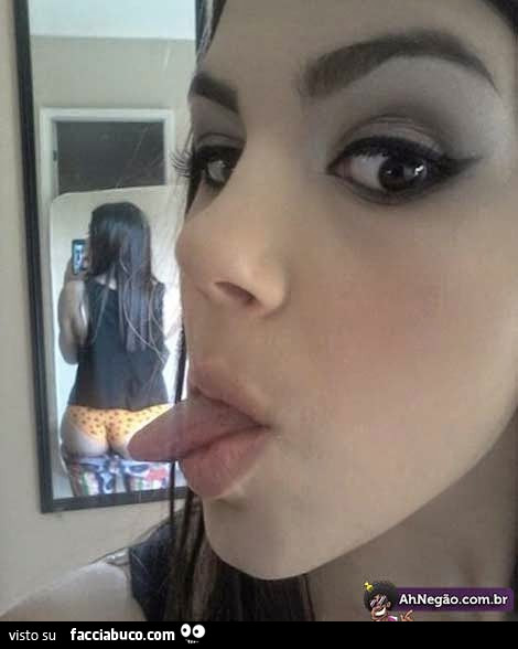 Selfie allo specchio con lingua sul sedere