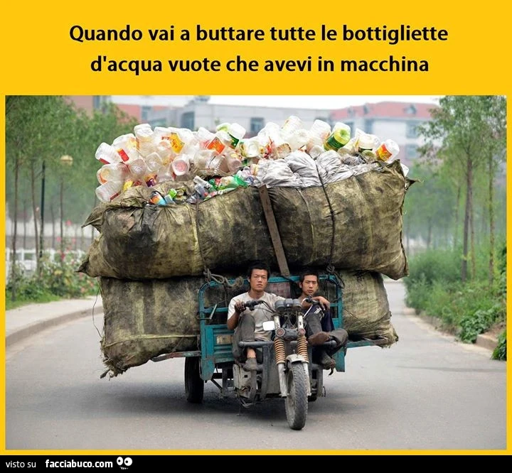 Quando vai a buttare tutte le bottigliette d'acqua vuote che avevi in macchina