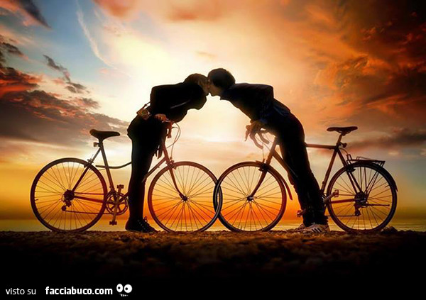 Bacio in bicicletta