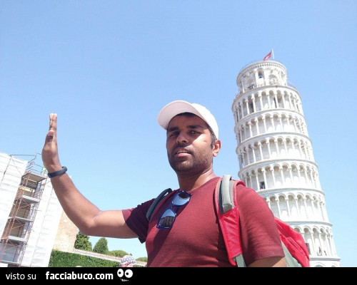 Foto con la Torre di Pisa dalla prospettiva sbagliata