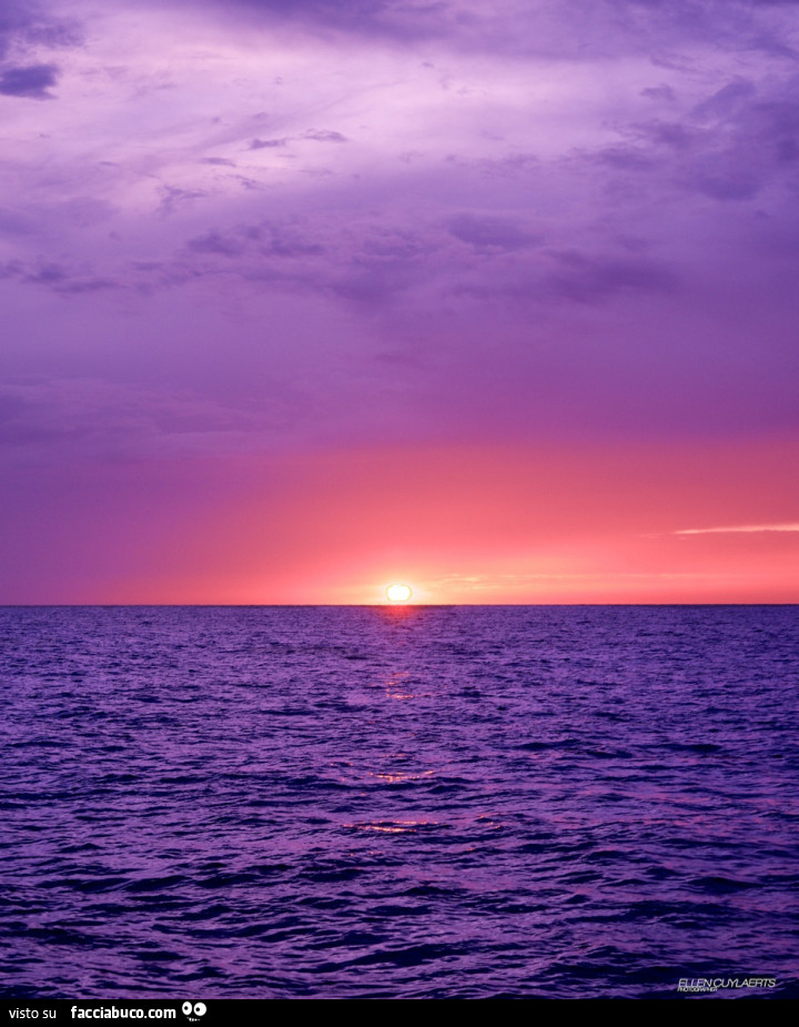 Tramonto con dominanza di viola