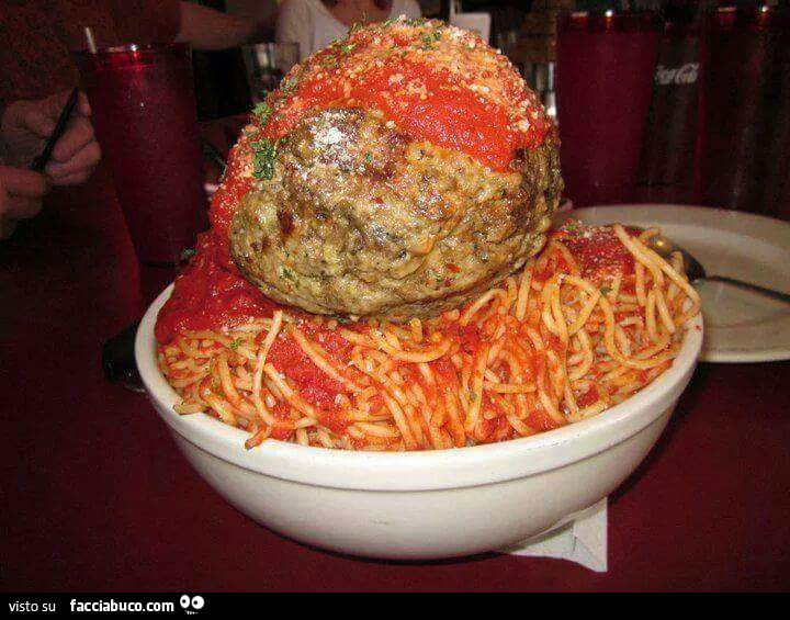 Polpetta gigante al sugo con la pasta