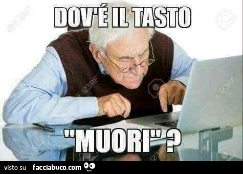 Anziano davanti al pc: Dov'é il tasto muori