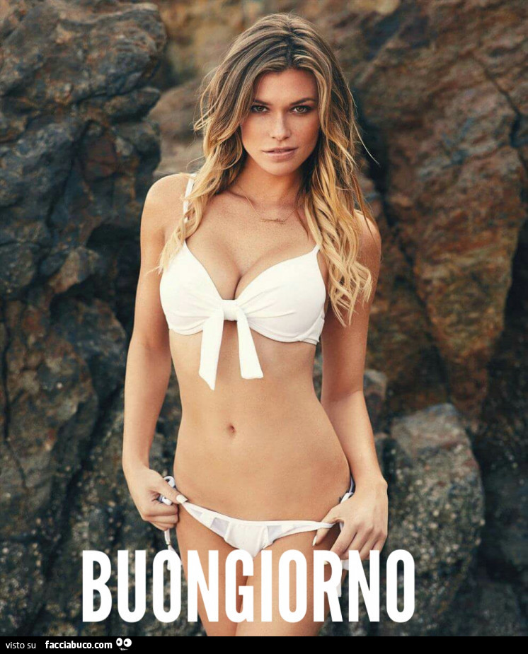 Bella donna in bikini bianco. Buongiorno