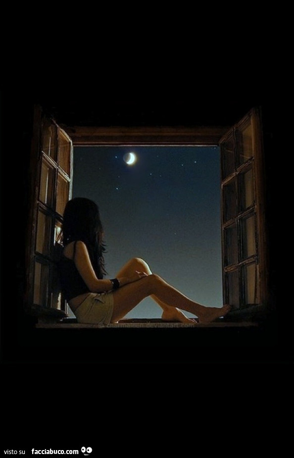 Fissando la luna e le stelle seduta sulla finestra