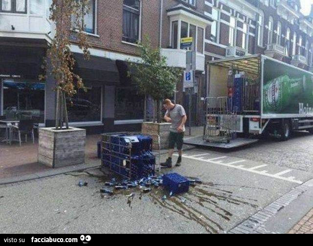 Casse di birra distrutte per strada durante la consegna