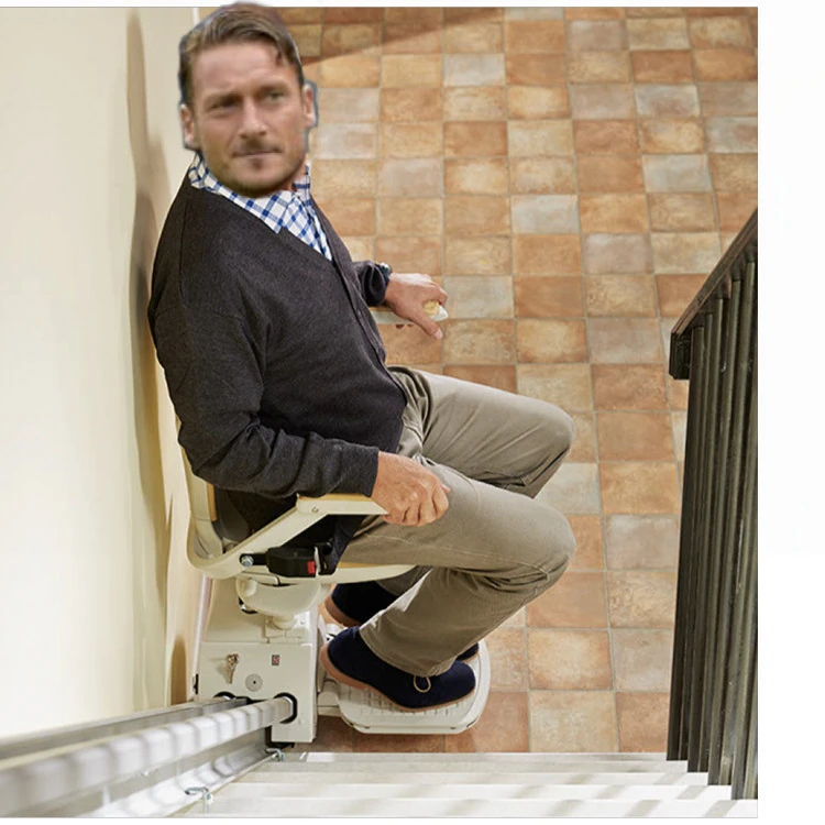 Francesco Totti sul montascale