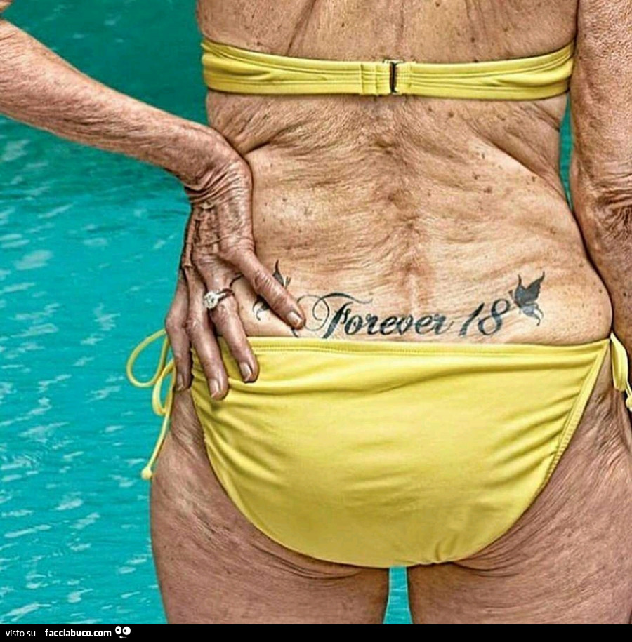 Vecchia con tatuaggio sul fondo schiena. Forever 18