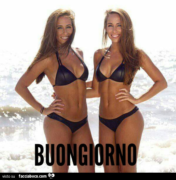 Belle ragazze in bikini nero al mare. Buongiorno