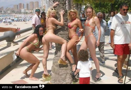 Ragazze con mini bikini in pose da porca vicino a una bambina