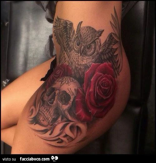 Gufo e teschio tatuato sulla coscia