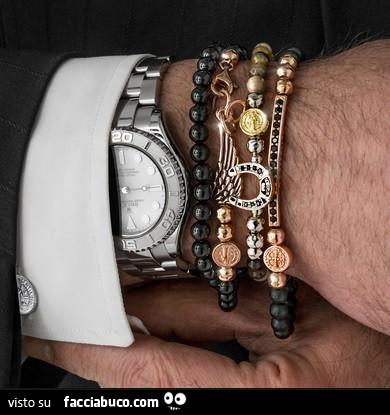 Orologio e bracciali al polso