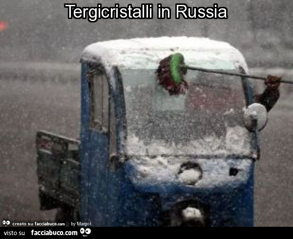 Tergicristalli in Russia. Uomo sul un Ape toglie la neve con una scopa