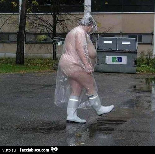 Donna grassa nuda con impermeabile trasparente
