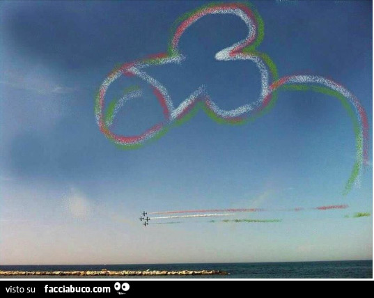 Pisello in cielo disegnato dalle frecce tricolore