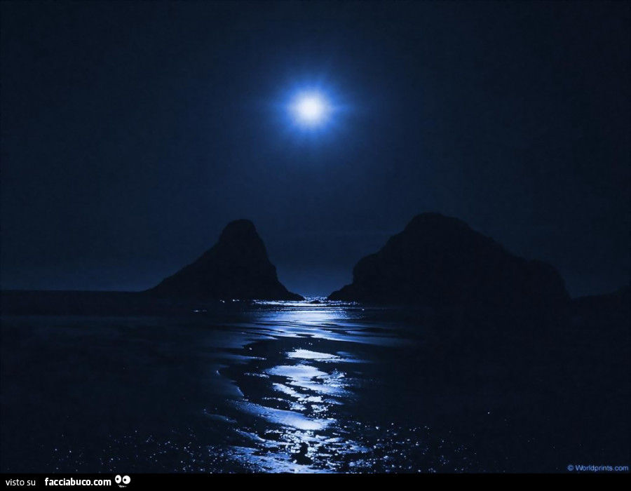 Luna azzurra sul mare