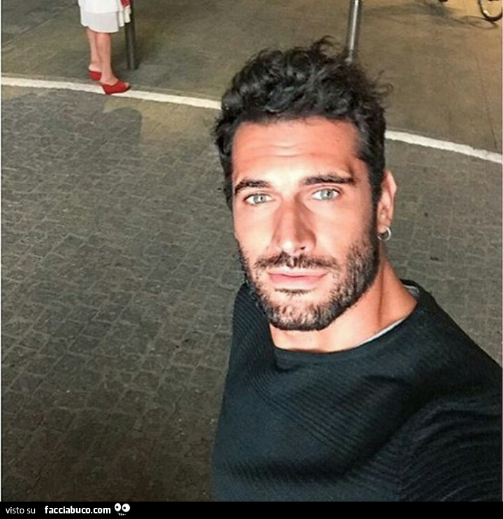 Ragazzo figo con barbetta in un selfie