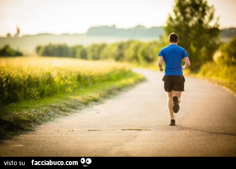 Uomo che corre per strada