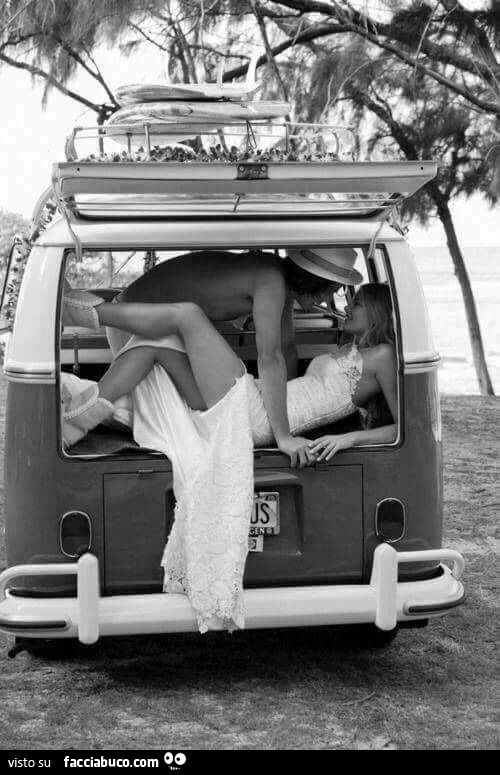 Sposa nel retro del minibus