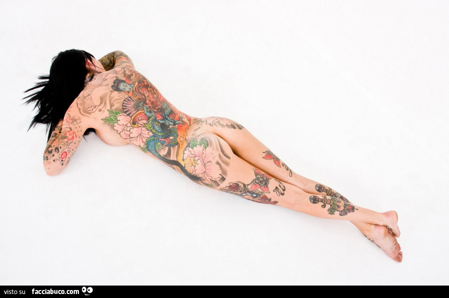 Tatuaggi su tutto il corpo di ragazza nuda