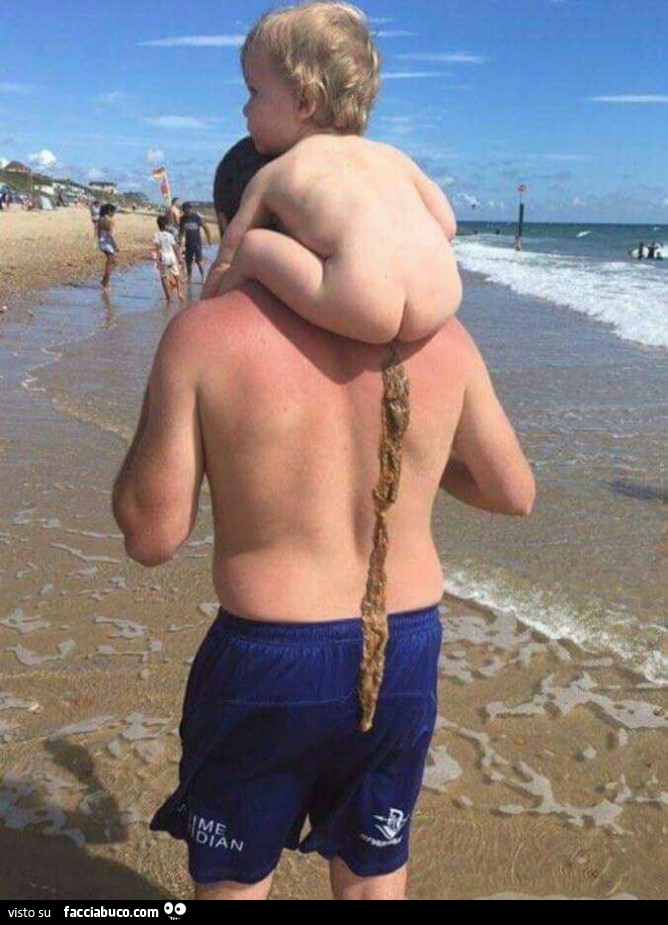 Bambino che caga sulla schiena al papà