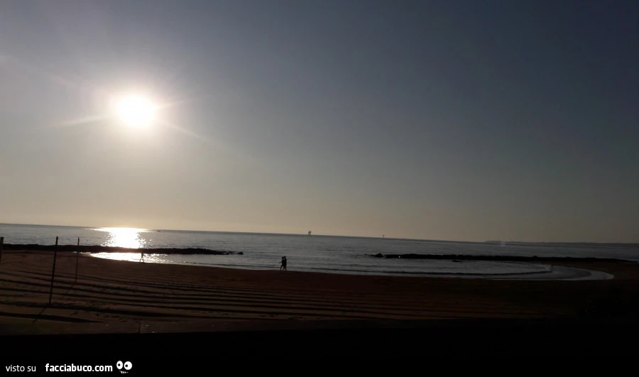 Il sole sorge sul mare