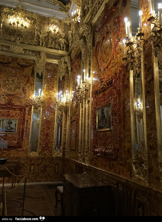 Camera d'ambra nel palazzo imperiale di Tsarkoje Selo in Russia