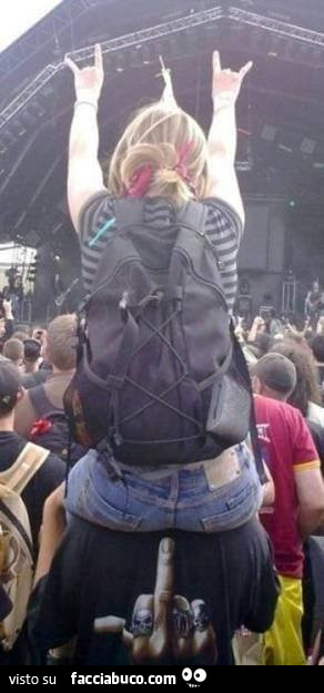 Dito medio dietro la maglietta, su per il culo della ragazza sulle spalle