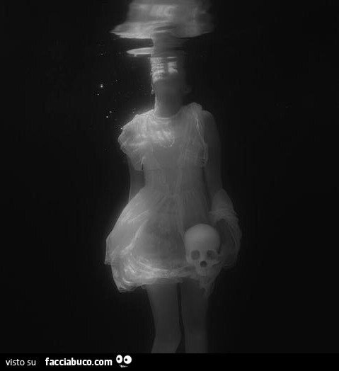 Ragazza sott'acqua con teschio