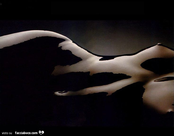 Donna nuda ricoperta di cioccolata